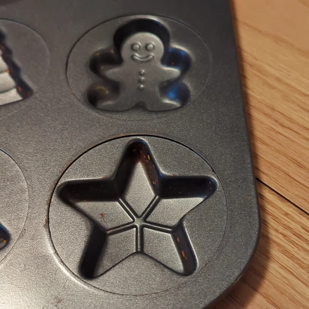 Wilton Christmas Shapes Cookie Pan/Baking Mold with 12 Cavities Holiday Dessert